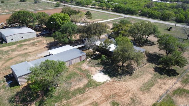 900 N Graytown Road, St Hedwig, TX 78152