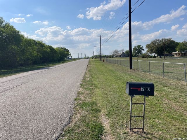 900 N Graytown Road, St Hedwig, TX 78152