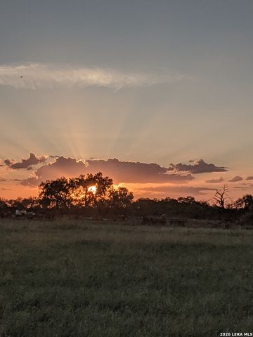 900 N Graytown Road, St Hedwig, TX 78152