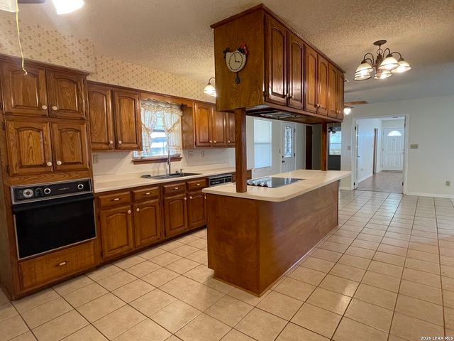 900 N Graytown Road, St Hedwig, TX 78152