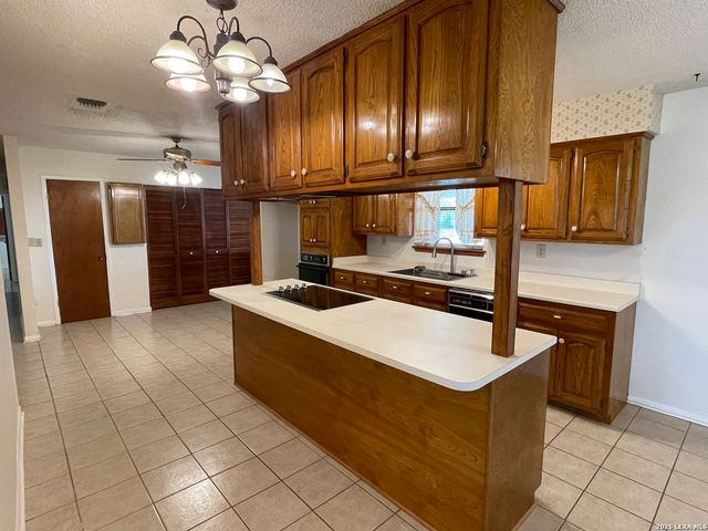 900 N Graytown Road, St Hedwig, TX 78152