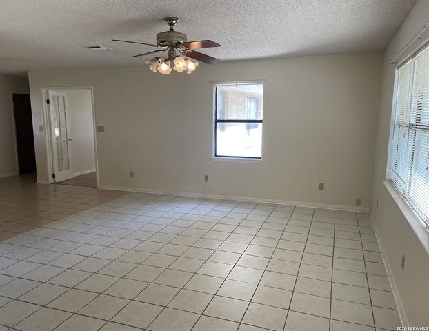 900 N Graytown Road, St Hedwig, TX 78152