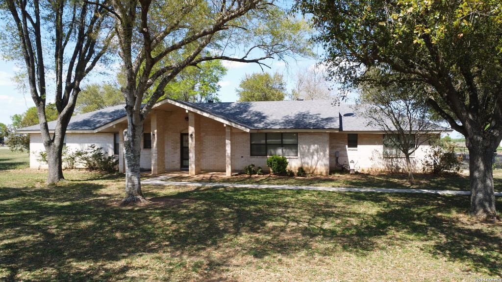 900 N Graytown Road, St Hedwig, TX 78152