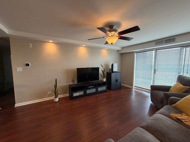 5400 Walnut Avenue 803, Downers Grove, IL 60515
