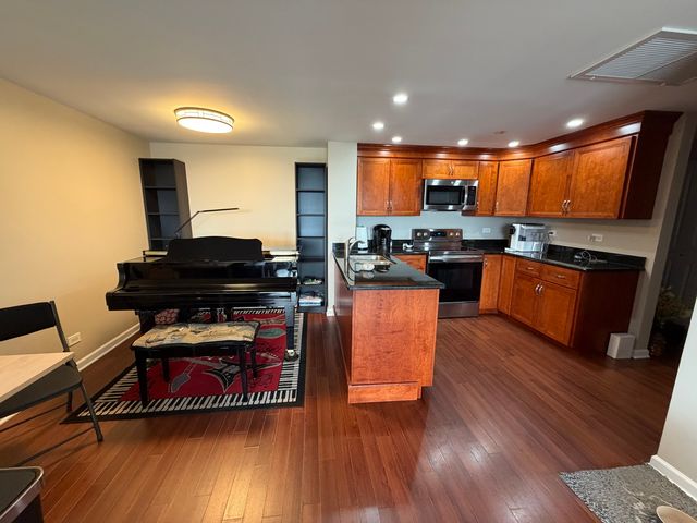 5400 Walnut Avenue 803, Downers Grove, IL 60515