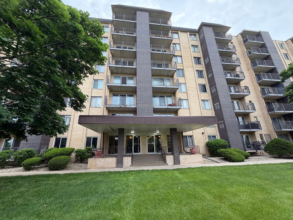 5400 Walnut Avenue 803, Downers Grove, IL 60515