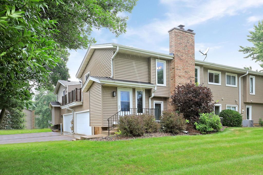 16111 Flagstaff Court N, Lakeville, MN 55068