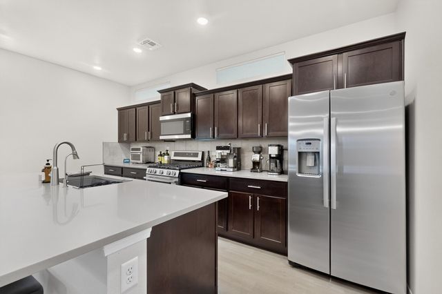 1318 Tierra Verde Loop NW, Los Lunas, NM 87031