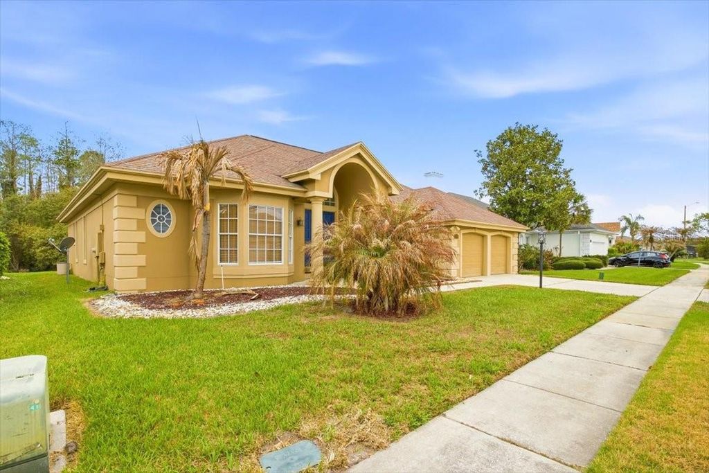 Image 2 of property listing at 3295 TIMUCUA CIRCLE, Orlando, FL 32837