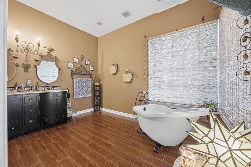 Image 15 of property listing at 3295 TIMUCUA CIRCLE, Orlando, FL 32837