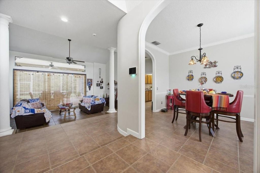 Image 5 of property listing at 3295 TIMUCUA CIRCLE, Orlando, FL 32837