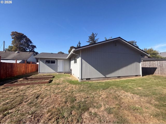 324 N 5TH St, St Helens, OR 97051