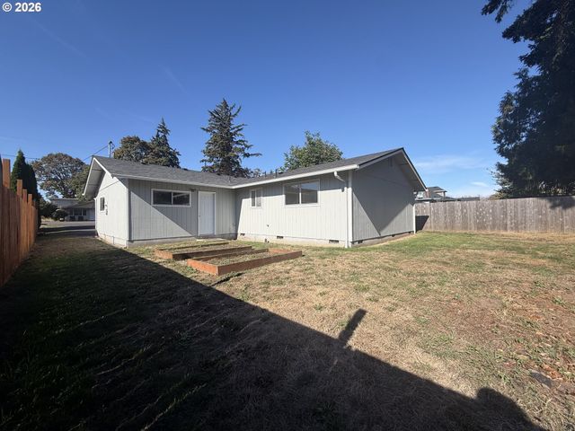 324 N 5TH St, St Helens, OR 97051