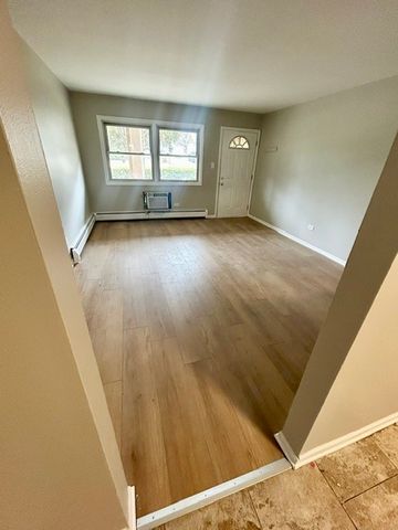 821 Bode Road 4, Elgin, IL 60120