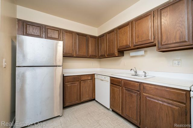 23788 Village House Drive N 8B, Southfield, MI 48033
