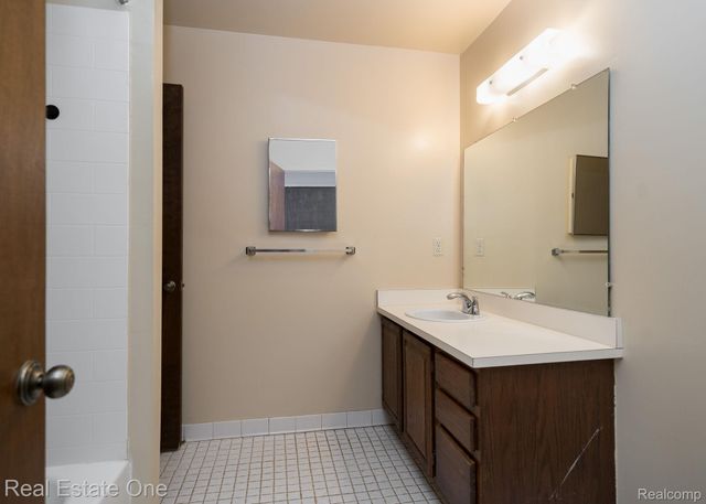 23788 Village House Drive N 8B, Southfield, MI 48033