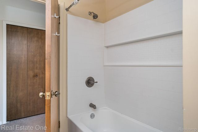 23788 Village House Drive N 8B, Southfield, MI 48033
