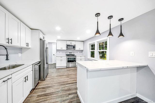 4 Oak Lane, Coram, NY 11727