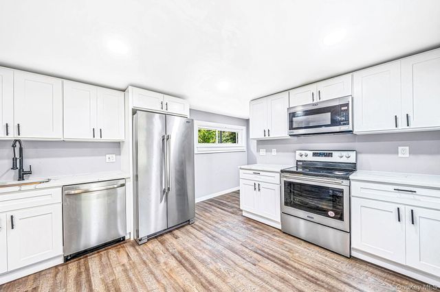 4 Oak Lane, Coram, NY 11727