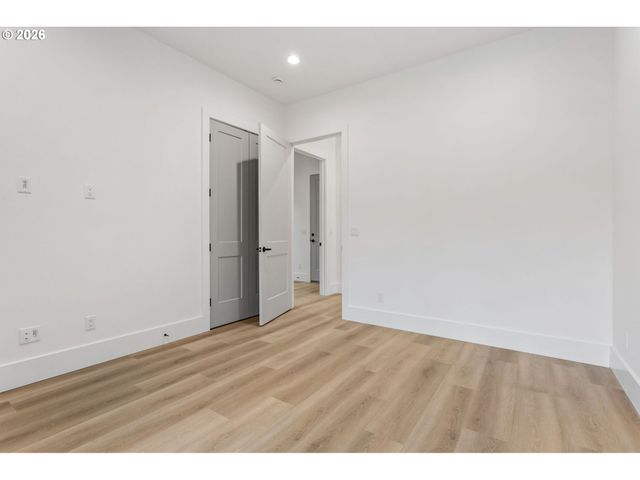 19319 Se RIVER Rd, Milwaukie, OR 97267