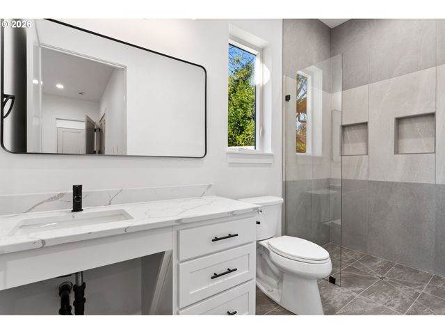 19319 Se RIVER Rd, Milwaukie, OR 97267