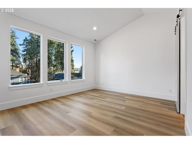 19319 Se RIVER Rd, Milwaukie, OR 97267