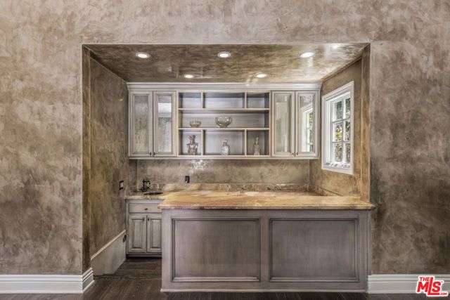 3170 Kings Court, Los Angeles, CA 90077