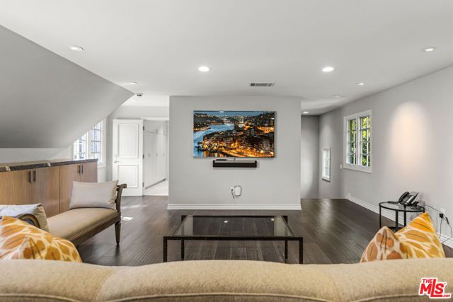 3170 Kings Court, Los Angeles, CA 90077