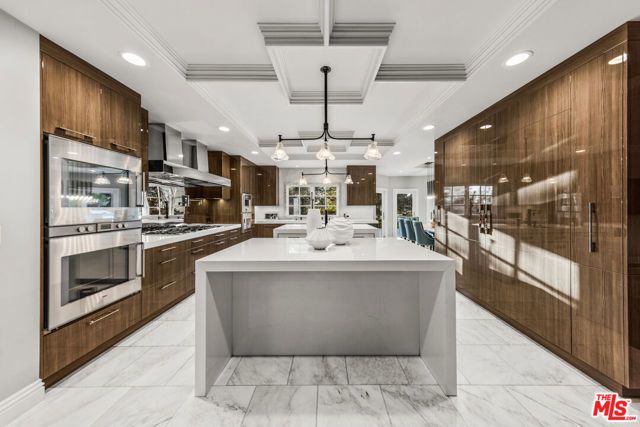 3170 Kings Court, Los Angeles, CA 90077