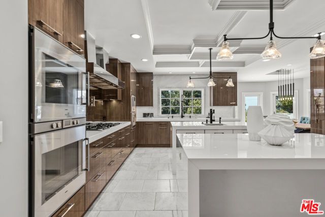 3170 Kings Court, Los Angeles, CA 90077