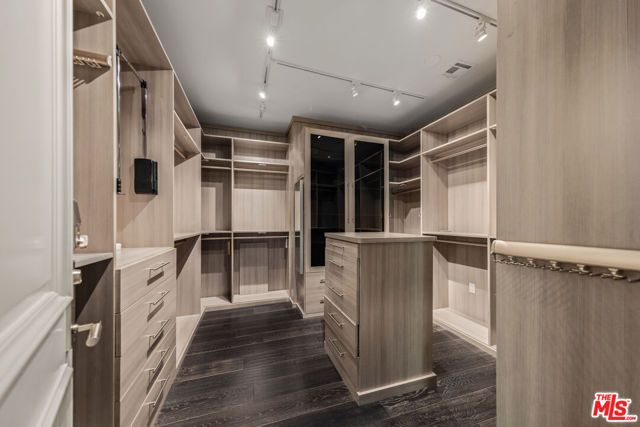 3170 Kings Court, Los Angeles, CA 90077