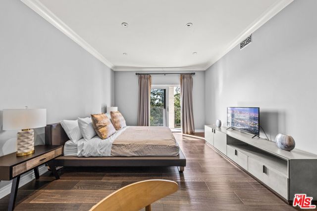 3170 Kings Court, Los Angeles, CA 90077