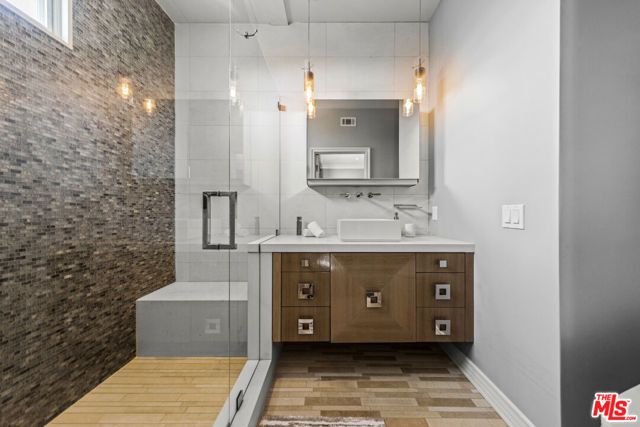 3170 Kings Court, Los Angeles, CA 90077