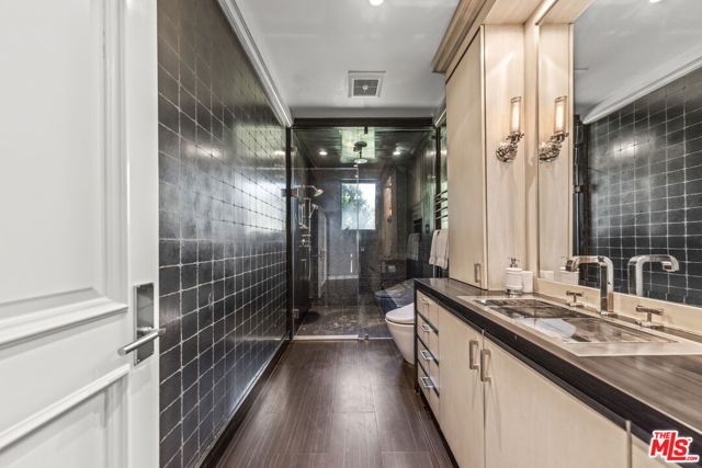 3170 Kings Court, Los Angeles, CA 90077