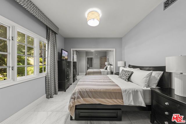 3170 Kings Court, Los Angeles, CA 90077