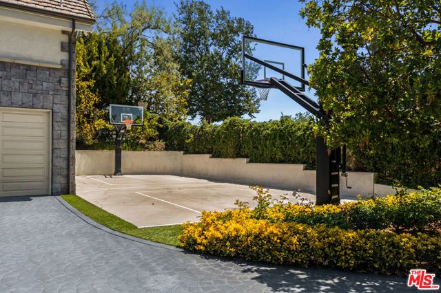 3170 Kings Court, Los Angeles, CA 90077