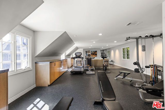 3170 Kings Court, Los Angeles, CA 90077