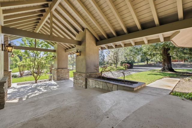 8519 Oak Creek Ct, Oakdale, CA 95361