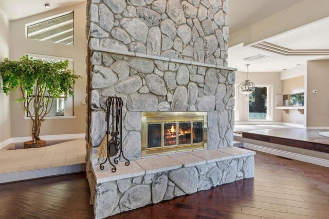 8519 Oak Creek Ct, Oakdale, CA 95361