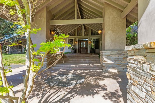 8519 Oak Creek Ct, Oakdale, CA 95361