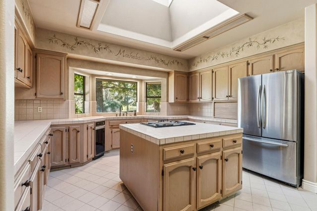 8519 Oak Creek Ct, Oakdale, CA 95361