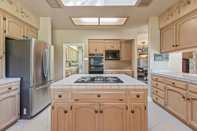 8519 Oak Creek Ct, Oakdale, CA 95361