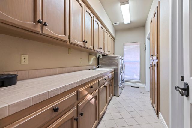 8519 Oak Creek Ct, Oakdale, CA 95361