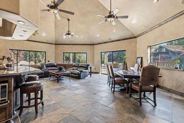 8519 Oak Creek Ct, Oakdale, CA 95361