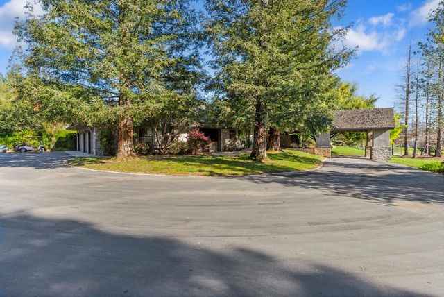 8519 Oak Creek Ct, Oakdale, CA 95361