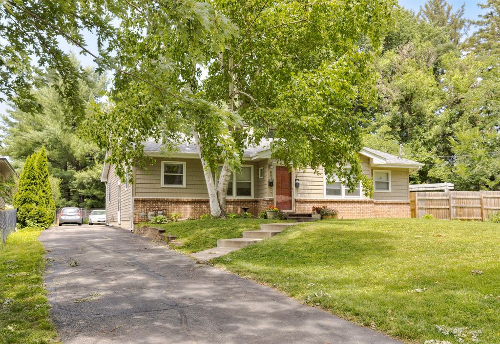 6409 & 6411 Forest Court, Windsor Heights, IA 50324