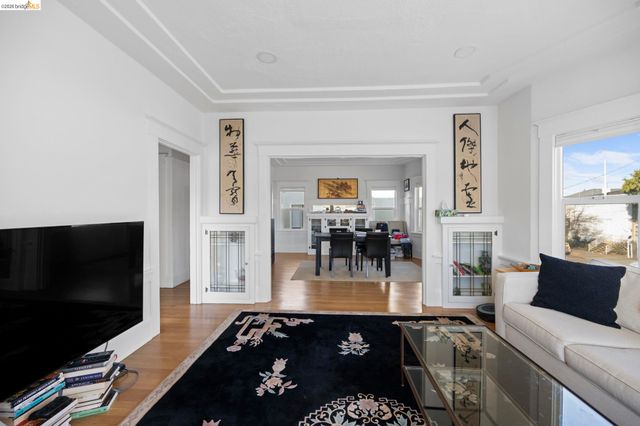4045 Manila Ave, Oakland, CA 94609