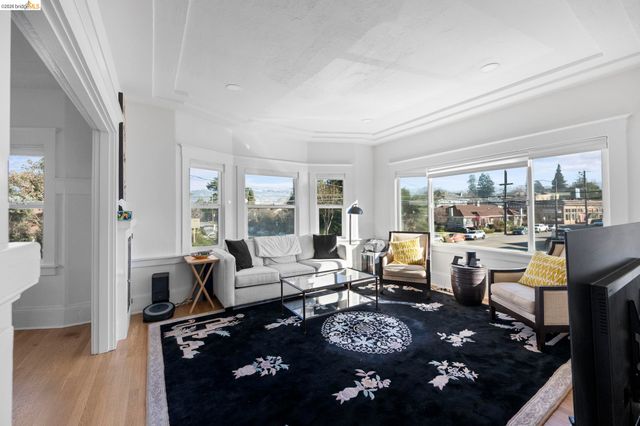 4045 Manila Ave, Oakland, CA 94609