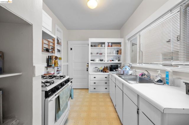 4045 Manila Ave, Oakland, CA 94609