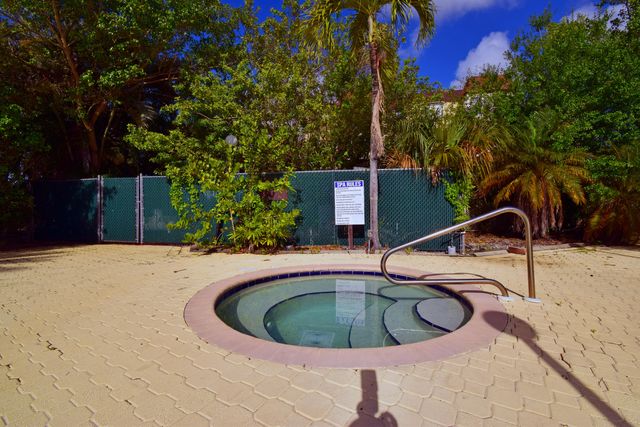 7100 NW 17th Street 217, Plantation, FL 33313